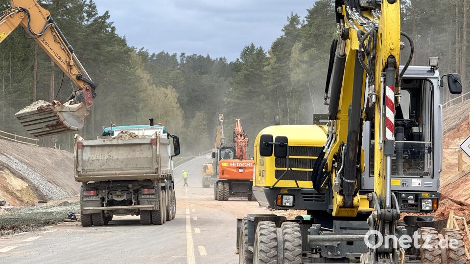 Auf der Baustelle bei Parkstein-Hütten auf der B 470 sind zahlreiche Baufahrzeuge im Einsatz. Die Bundesstraße soll voraussichtlich am Mittwoch, 22. April, wieder für den Verkehr geöffnet werden. Bild: Gabi Schönberger