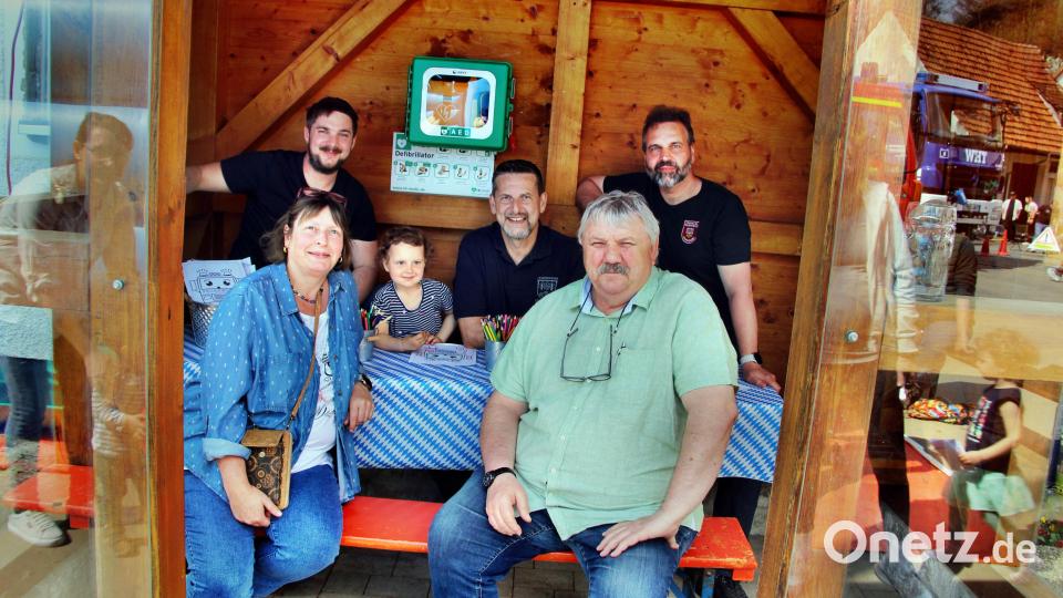 Die Vertreter der drei spendablen Vereine nach der Installation des Defibrillators im Bushäuschen: Hinten von links: Kommandant der FF Lehendorf Adrian Lutter, Bürgermeister Roman Berr, Vorsitzender der FF Lehendorf Gerd Ertel. Vorne sitzend: Christine Vogel (Peterhof-Kegler) und Josef Lutter (Lehentaler Heimatverein). Bild: ds