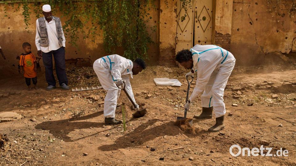 Mitarbeiter der Forensic Medicine Corporation exhumieren in Omdurman im Sudan die Leiche eines Mannes, der 2023 von der paramilitärischen Gruppe Rapid Support Forces (RSF) getötet wurde. Bild: Bernat Armangue/AP/dpa