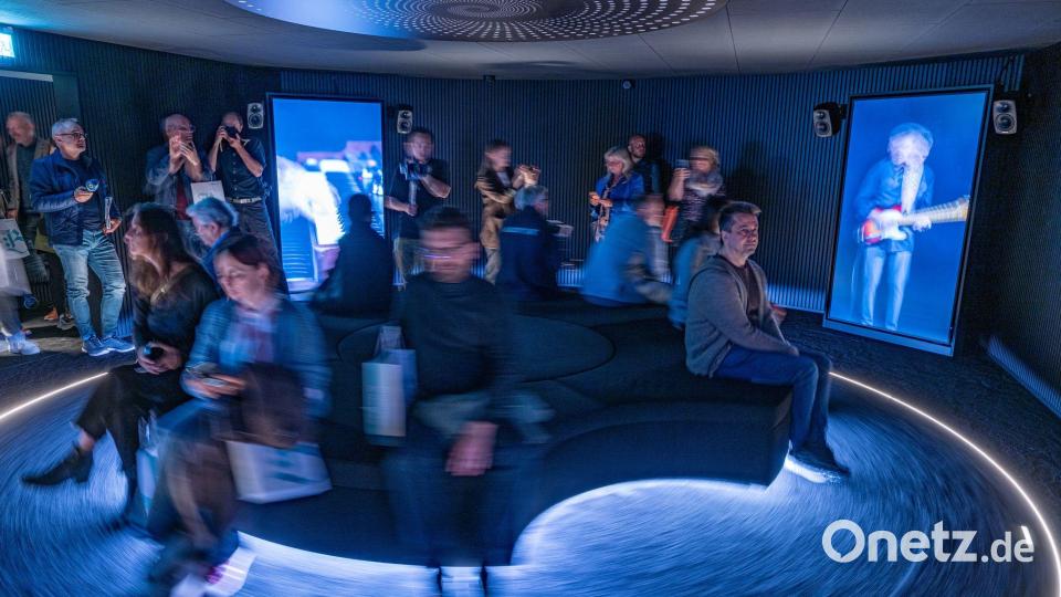 In einem speziellen Raum bekommen die Besucher der Landesausstellung aus verschiedenen Richtungen etwas auf die Ohren. Bild: Armin Weigel/dpa