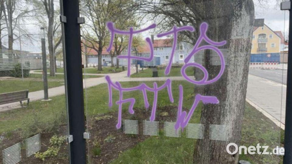 Eine Reihe von sogenannten Tags sprühten Unbekannte am Samstag in Pressath an diverse Objekte. Bild: Polizeiinspektion Eschenbach