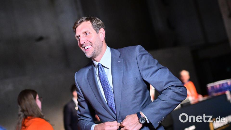 Dirk Nowitzki, ehemaliger Basketballspieler, schließt sein Jacket vor Beginn der Auslosung für die FIBA-Basketball-Weltmeisterschaft der Frauen 2026 in Berlin. Bild: Sebastian Gollnow/dpa