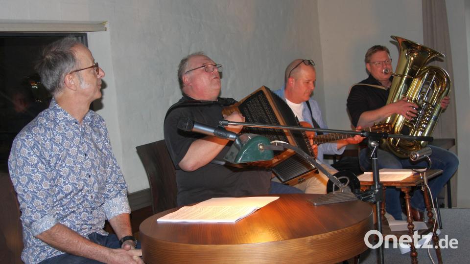 Musikalischer Zoiglabend in Falkenberg mit Reinhard Fütterer (links) sowie Peter Fuhrmann, Jürgen Walbert und Luk Schieder (von rechts). Bild: wro