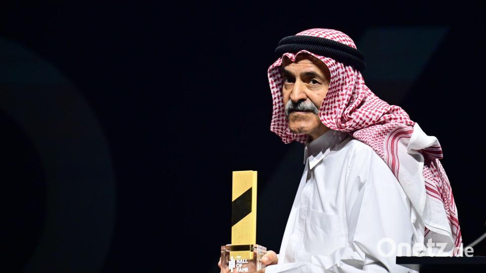 Basketball-Weltverbands-Präsident Scheich Saud Ali Al Thani verteilte die Trophäen an die neuen Hall-of-Fame-Mitglieder um Dirk Nowitzki. Bild: Sebastian Gollnow/dpa