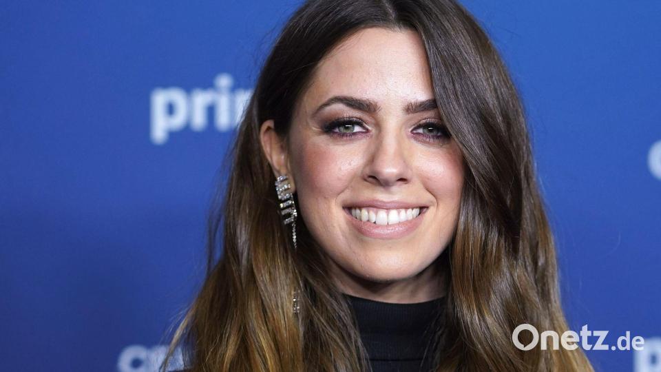 Sängerin Vanessa Mai ruft mit der Moderatorin Lola Weippert andere Frauen zur Vorsorge-Untersuchung beim Frauenarzt auf. (Archivbild) Bild: Jörg Carstensen/dpa