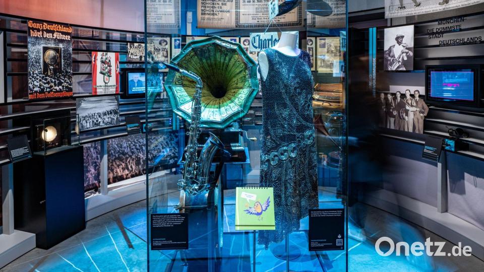 Instrumente, Outfits und Fotos zeigen bei der Ausstellung die Geschichte der Musik im Freistaat. Bild: Armin Weigel/dpa