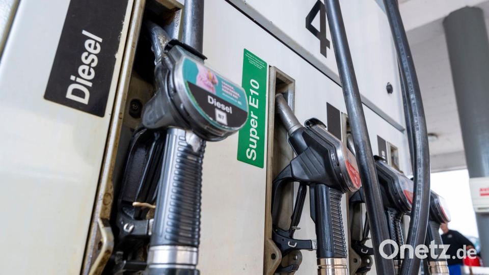 Die hohen Spritpreise beschäftigen die Menschen in Deutschland. Ein Tirschenreuther Insolvenzberater warnt vor Auswirkungen für Geringverdiener. Symbolbild: Peter Kneffel/dpa