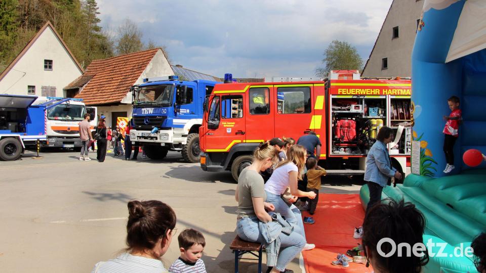 Besondere Aufmerksamkeit erfuhr der Fuhrpark mit den vielseitig ausgestatteten Fahrzeugen der Hilfsorganisationen. Bild: ds