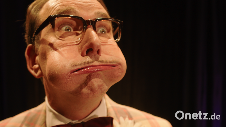 Der Wunderbare Herr Mai in Aktion bei der Show „Vergiss Vegas“. Bild: Moritz Mai