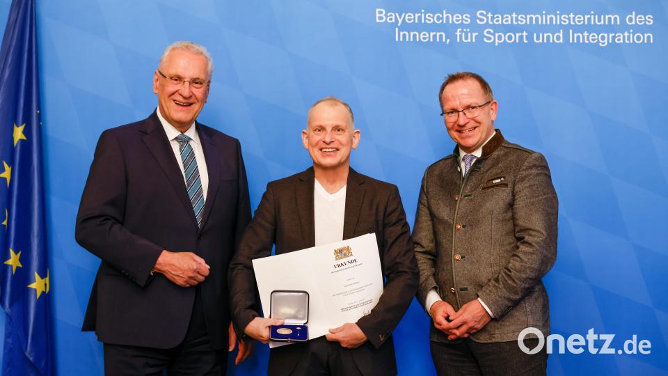 Peter Dehling, Schwimmlegende aus Weiden (Mitte), hat die Ehrenmedaille für besondere Verdienste um den Sport bekommen. Links im Bild Innenminister Joachim Herrmann, rechts Jörg Ammon, BLSV-Präsident. Bild: Alexandra Beier