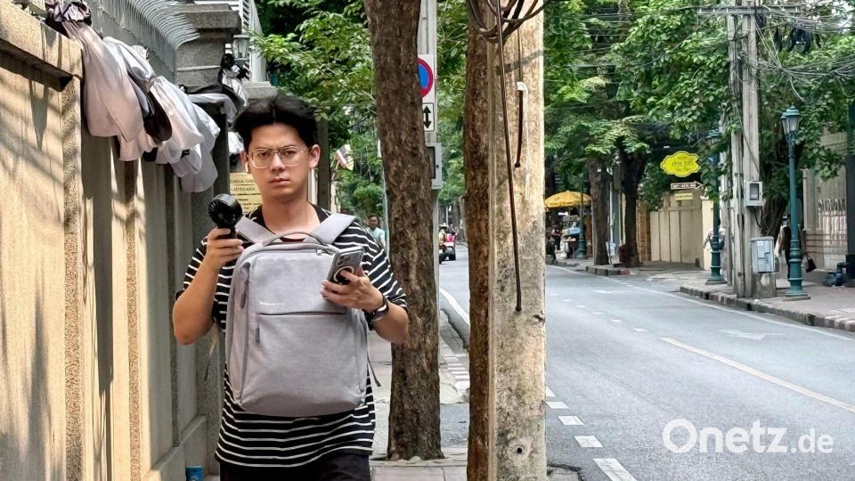 Viele nutzen Handventilatoren, um sich die Hitze auszuhalten. Bild: Carola Frentzen/dpa