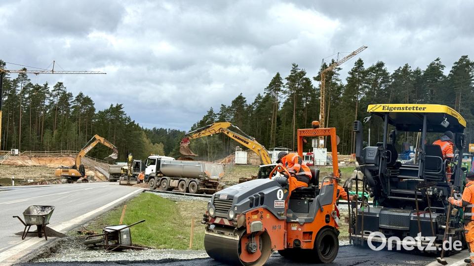 Damit alle Verkehrsbeziehungen (B 470 und NEW 2) während der Bauzeit aufrechterhalten werden können, wird auf der B 470 ein provisorischer Kreisverkehrs errichtet. Bild: Gabi Schönberger