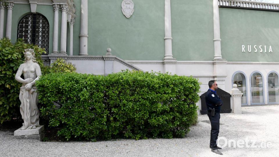 Russland will in diesem Jahr wieder bei der Kunstbiennale dabei sein - in der EU sind viele empört. (Archivbild) Bild: Felix Hörhager/dpa