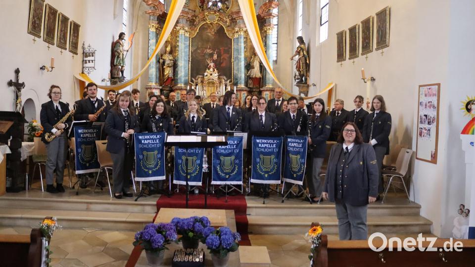 Unter der Leitung von Sabine Kredler kredenzte die Werkvolkkapelle den Zuhörern ein buntes Potpourri an Arrangements. Bild: mfh