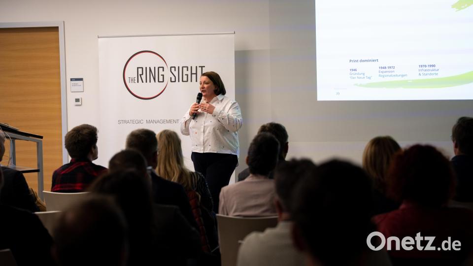 Christina Fischer von Oberpfalz-Medien begrüßt die Teilnehmer der ersten "Work-Life-Wow"-Veranstaltung. Bild: Sebastian Scher