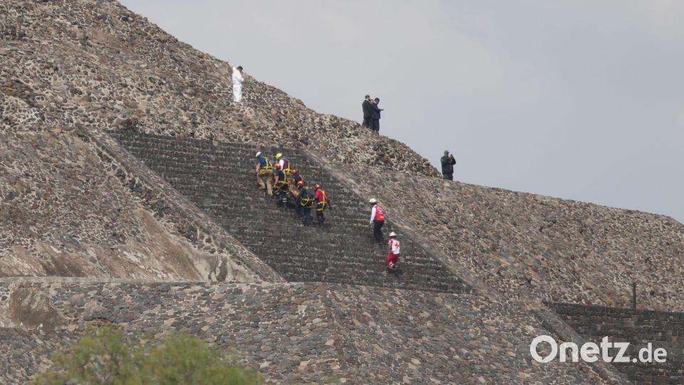 Gerichtsmediziner entfernen die Leiche eines Opfers von einer Pyramide in Mexiko, nachdem ein Bewaffneter hier das Feuer eröffnet hatte. Bild: Eduardo Verdugo/AP/dpa