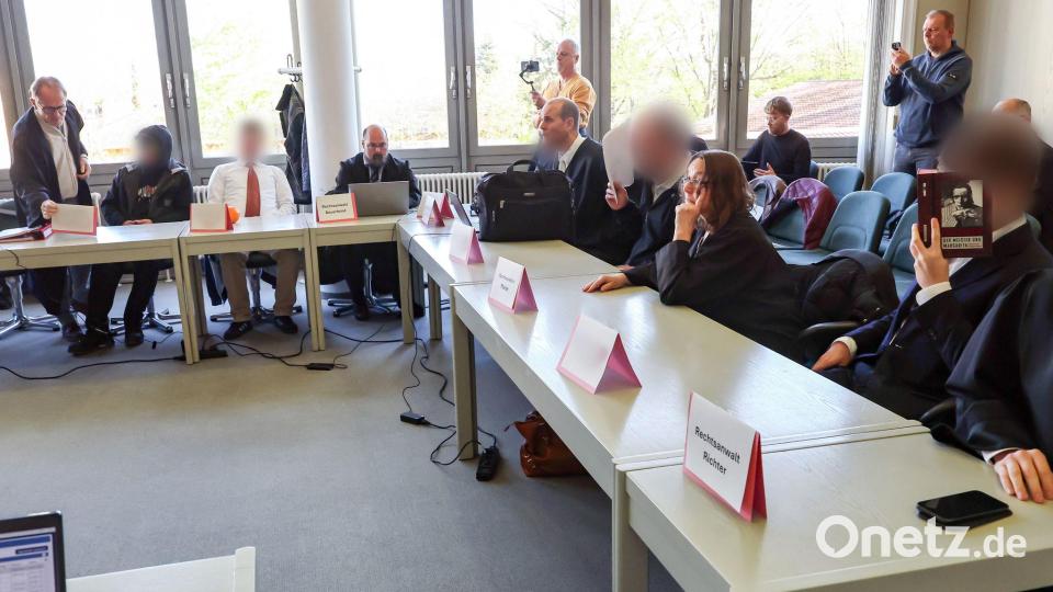 Die Beschuldigten mit ihren Anwälten im Saal des Amtsgerichtes Schwabach. (Archivbild) Bild: Daniel Löb/dpa