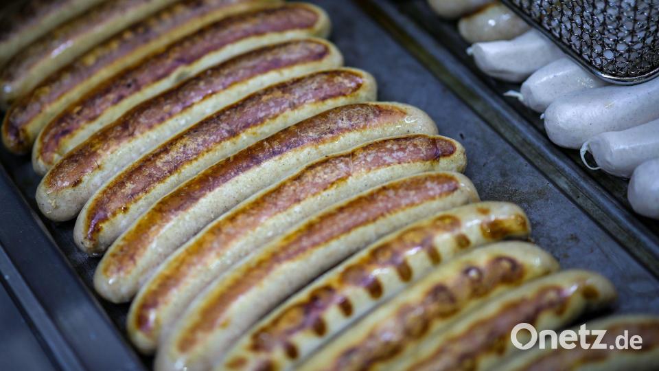 Auch an Imbissen sollen Infos zur Tierhaltung kommen. (Archivbild) Bild: Christoph Reichwein/dpa