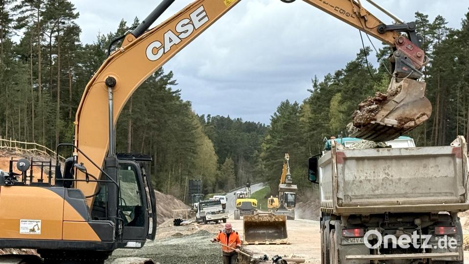 Auf der Baustelle bei Parkstein-Hütten auf der B 470 sind zahlreiche Baufahrzeuge im Einsatz. Die Bundesstraße soll voraussichtlich am Mittwoch, 22. April, wieder für den Verkehr geöffnet werden. Bild: Gabi Schönberger