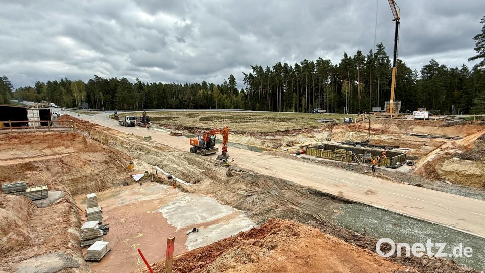 Die Baustelle auf der B 470 bei Parkstein-Hütten zeigt mächtig Betrieb. Das alte Brückenbauwerk ist abgebrochen worden. Mittlerweile wurde mit den Schalungsarbeiten der Widerlager für das neue Bauwerk begonnen. Außerdem ging bereits die Baustellenerschließung über die Bühne, so dass Verkehr auf der B 470 möglichst wenig beeinträchtigt wird Bild: Gabi Schönberger
