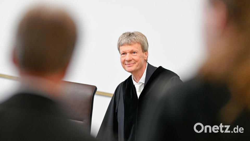 Richter Martin Morlock führt die Verhandlung. (Archivbild) Bild: Uwe Anspach/dpa