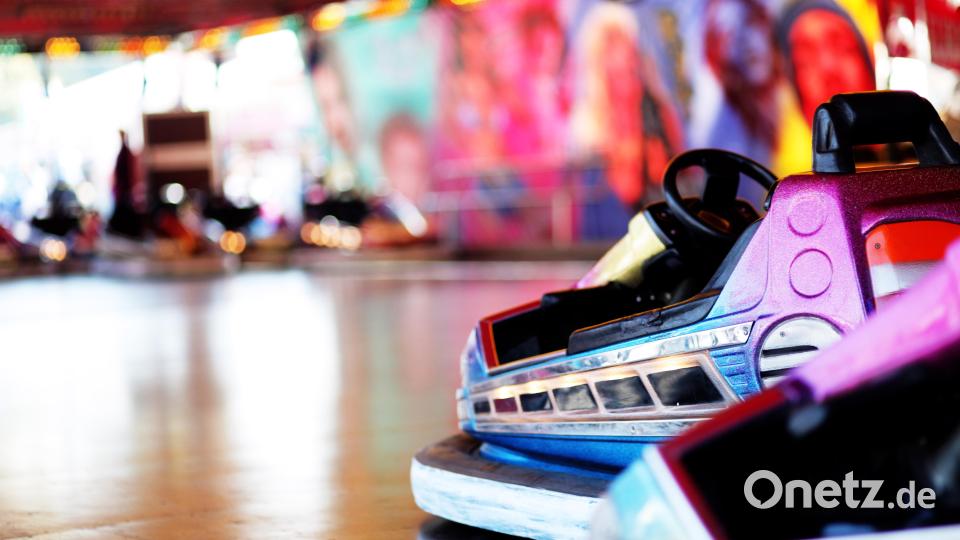 Auf dem Frühlingsfest gibt es auch wieder viele Fahrgeschäfte. Bild: Peter Atkins - stock.adobe.com