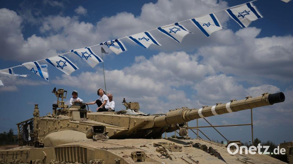 Memorial Day in Israel: Menschen klettern auf alte Panzer in der Gedenkstätte des Panzerkorps. Bild: Ariel Schalit/AP/dpa