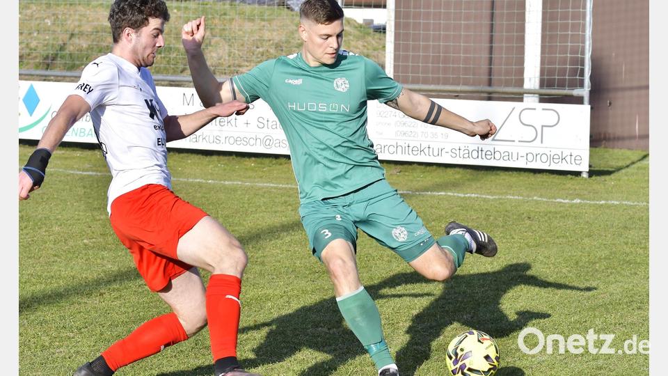 Fabian Vogl (rechts) spielt auch in den kommenden zwei Spielzeiten für die DJK Gebenbach. Bild: Hubert Ziegler
