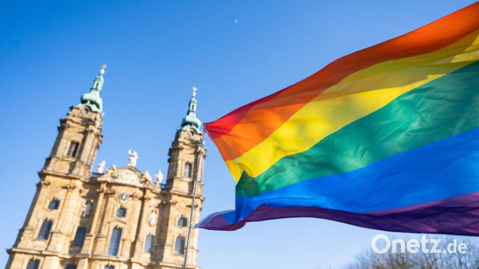 Die Regenbogenflagge 2022 bei der Vollversammlung der DBK in Vierzehnheiligen (Archivfoto). Bild: Nicolas Armer/dpa