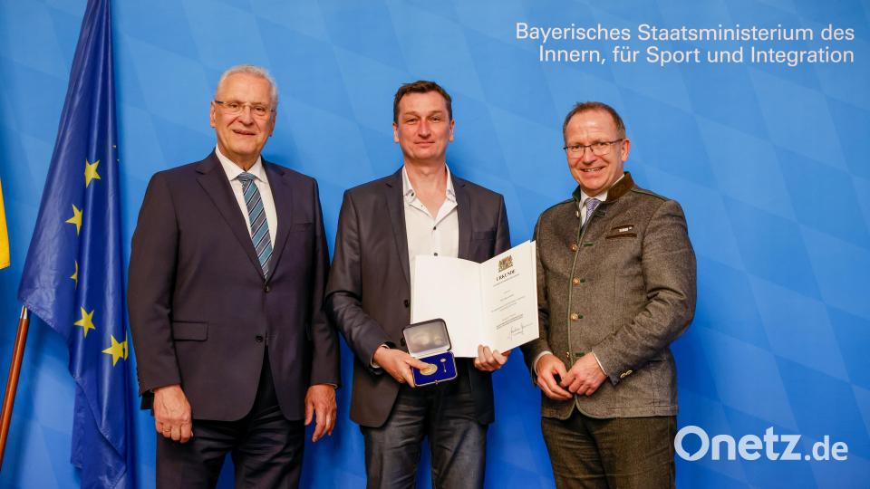Der Weidener Kanut Marcus Rudnik (Mitte) hat die Ehrenmedaille für besondere Verdienste um den Sport bekommen. Links im Bild: Innenminister Joachim Herrmann, rechts BLSV-Präsident Jörg Ammon. Bild: Alexandra Beier