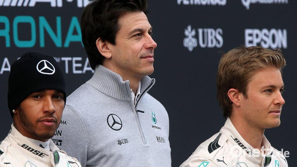 Toto Wolff (M) musste bei diesem Fahrerduo viel schlichten. (Archivbild) Bild: Jens Büttner/dpa
