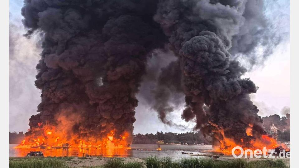 Eine gewaltige Rauchsäule stieg in den Himmel. Bild: Sai Aung/HNA/dpa