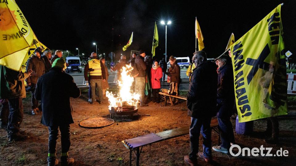 Das Aktionsbündnis "Kein Atommüll in Ahaus" hält vor dem Zwischenlager Ahaus eine Mahnwache ab. Bild: David Ebener/dpa