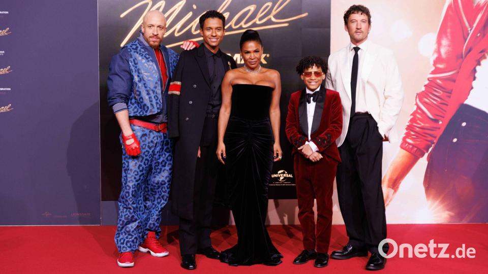 Cast-Mitglieder, darunter Jaafar Jackson (2. v. l.), kamen zur internationalen Premiere in Berlin. (Archivbild). Bild: Carsten Koall/dpa
