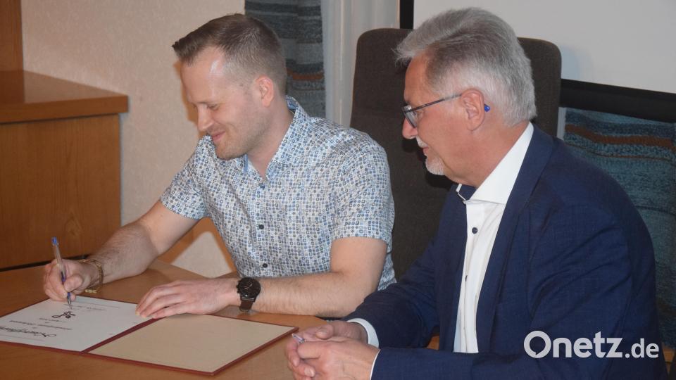 Der neue Irchenriether Landarzt Josef Valenta (links) stellte sich in der Bürgerversammlung vor und trug sich in das Buch der Gemeinde ein. Bild: fz