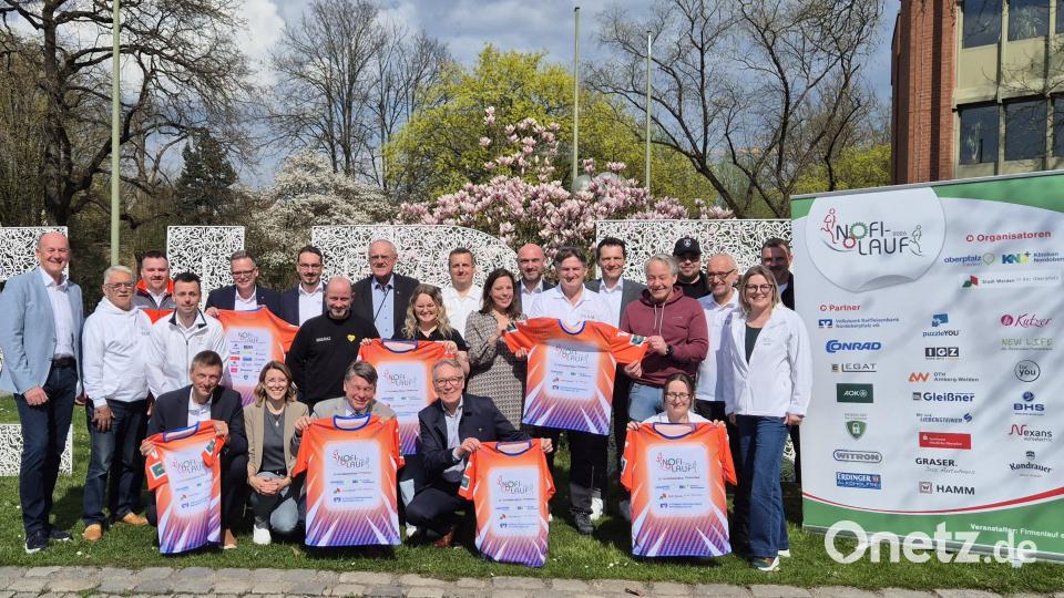 Nun kann der Nofi-Lauf kommen. Die Teilnehmer der Pressekonferenz strahlten mit der Sonne um die Wette. Bild: Lowak