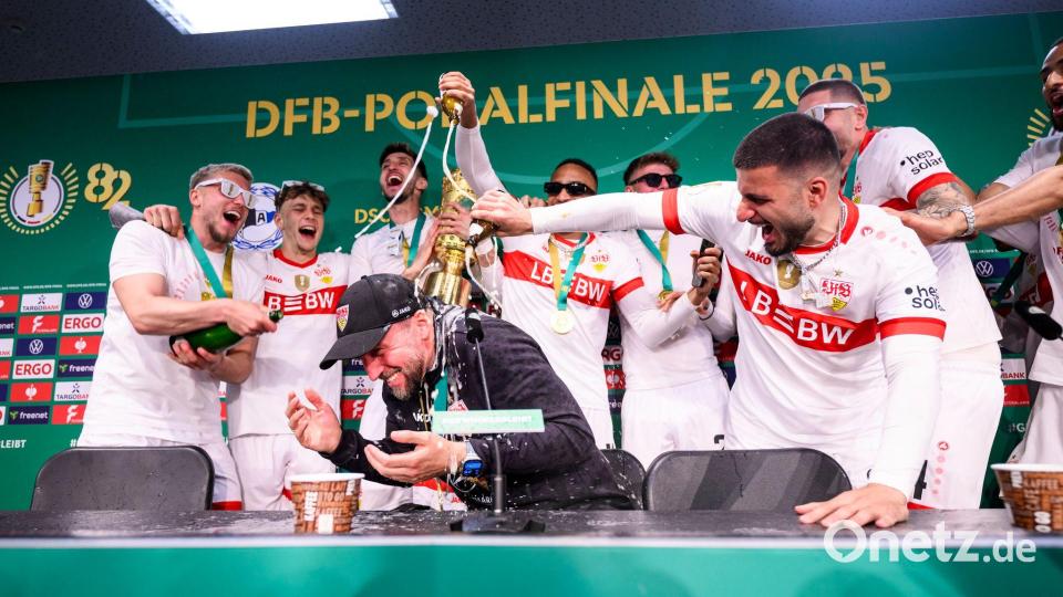 Sektdusche für den Coach: Nach dem Pokalsieg gab es reichlich erinnerungswürdige Momente. (Archivbild) Bild: Tom Weller/dpa