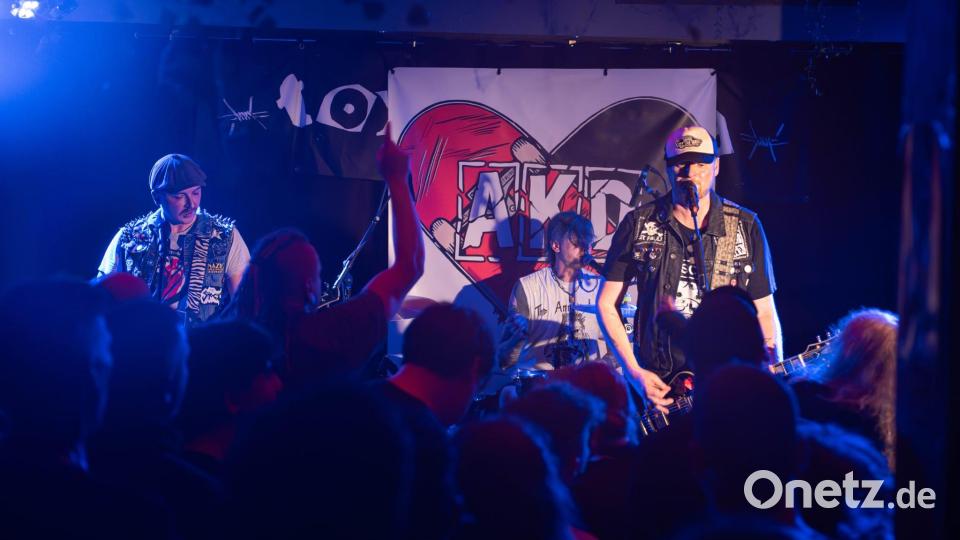 Beim Jubiläumskonzert von AKD war der Trio Club in Amberg bis auf den letzten Platz gerappelt voll. Bild: Christian Hertel