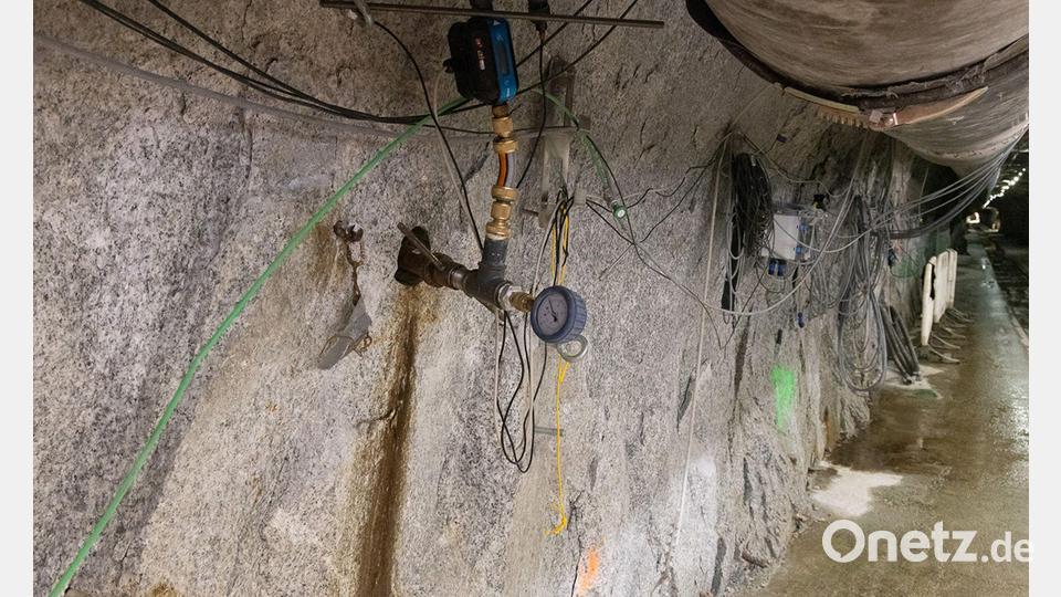 An dem Felslabor wurden Hunderte Sensoren angebracht. Bild: -/BedrettoLab/ETH Zürich/dpa