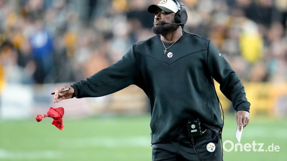 NFL-Trainer Mike Tomlin wirft die rote Challenge-Flagge aufs Feld. (Archivbild) Bild: Gene J. Puskar/AP/dpa