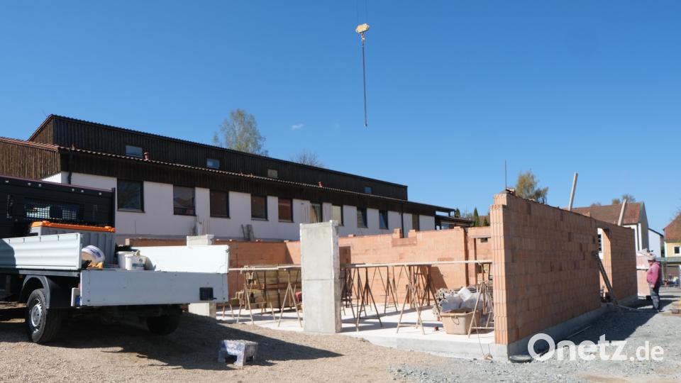 Der Erweiterungsbau des Kindergartens St. Johannes Maria Vianney verändert das Gesamtbild des Pfarrzentrums der katholischen Kirchengemeinde. Bild: Fred Lehner