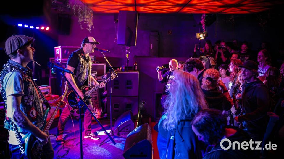 Beim Jubiläumskonzert von AKD war der Trio Club in Amberg bis auf den letzten Platz gerappelt voll Bild: Christian Hertel