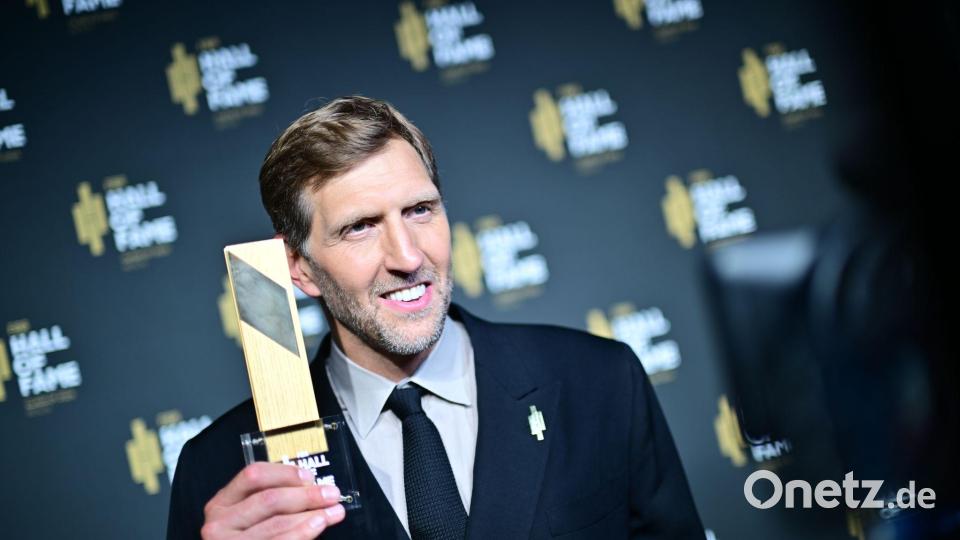 Dirk Nowitzki freute sich über seine nächste Ehrung. Bild: Sebastian Gollnow/dpa