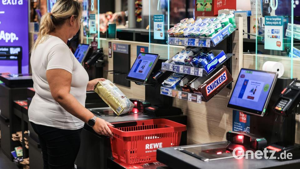 Der Handelskonzern Rewe setzte 2025 mehr um als im Vorjahr. (Archivbild) Bild: Oliver Berg/dpa