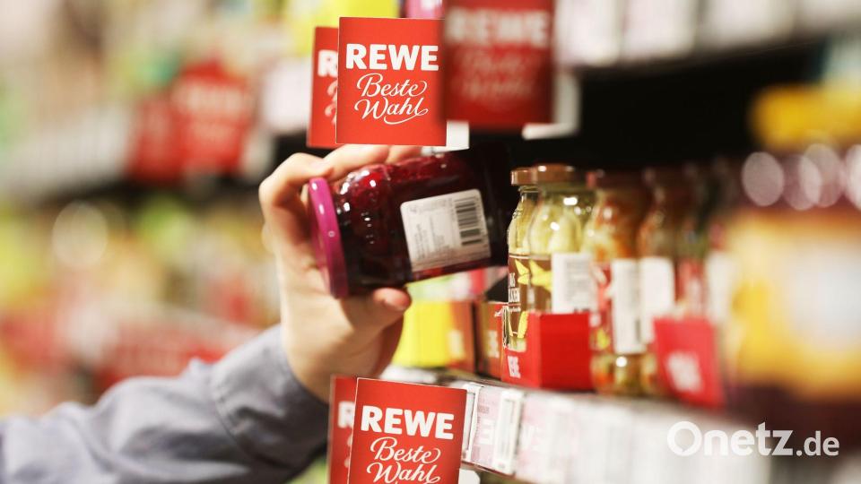 Auch Rewe-Kunden kauften zuletzt häufiger Eigenmarkenprodukte. (Archivbild) Bild: Oliver Berg/dpa