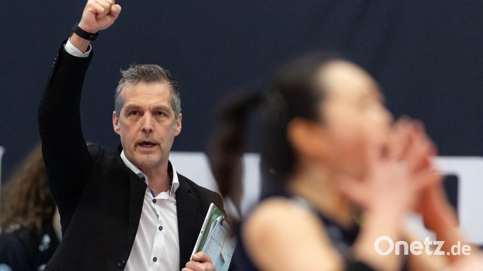 Am Ziel: VfB Suhls Trainer Laszlo Hollosy feiert die erste deutsche Meisterschaft. Bild: Michael Reichel/dpa