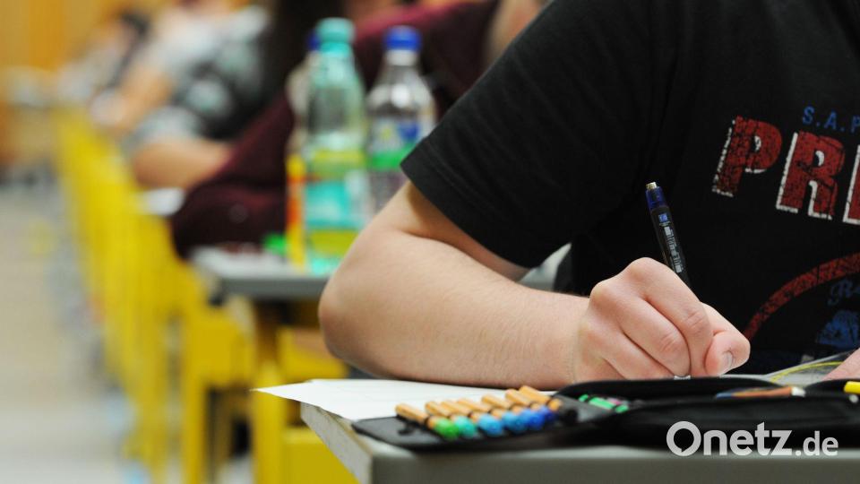 Mit dem Wechsel von G8 auf G9 stehen jetzt mehr Fächer zur Auswahl. (Archivbild) Bild: Armin Weigel/dpa