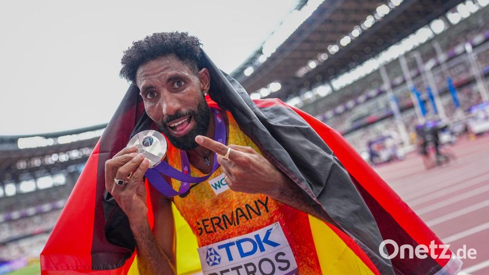 Bei der Leichtathletik-WM bejubelte Amanal Petros Silber im Marathon. (Archivbild) Bild: Michael Kappeler/dpa