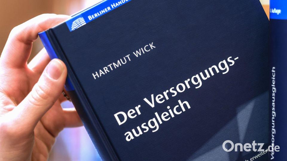 Beim Versorgungsausgleich geht es darum, für den Zeitraum der Ehe einen Ausgleich in Bezug auf die späteren Rentenansprüche herzustellen. (Symbolbild) Bild: Oliver Berg/dpa