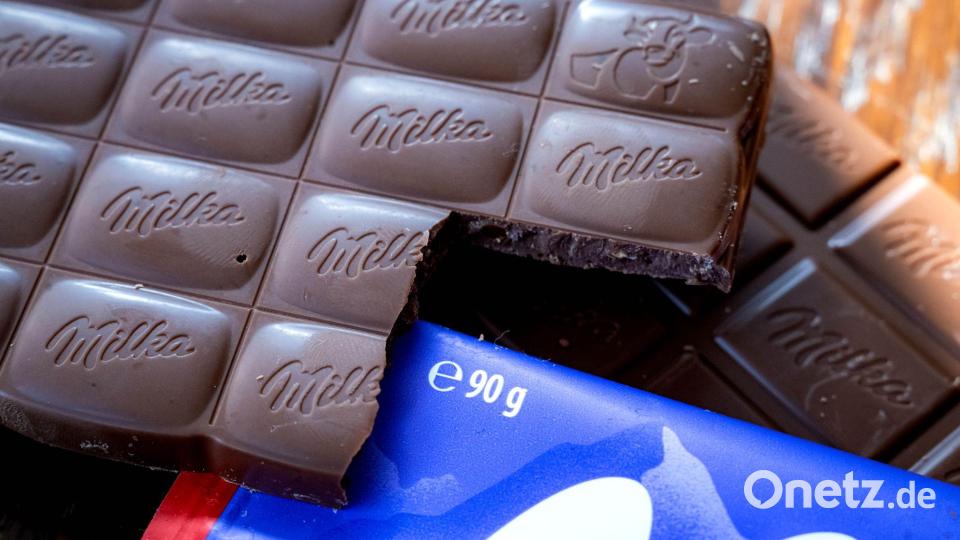 Einige Milka-Tafeln wiegen nur noch 90 statt 100 Gramm. Bild: Sina Schuldt/dpa